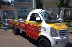 Picape carregada com botijões de gás capota após colisão 