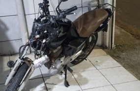 Colisão entre carro e moto deixa motoboy ferido em Ouro 