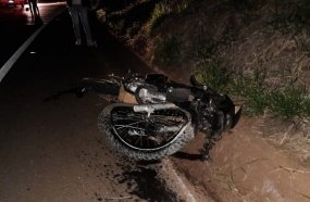 Motociclista perde a vida após colisão contra caminhão 