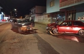 Motorista abandona veículo após colisão que deixou seis feridos 