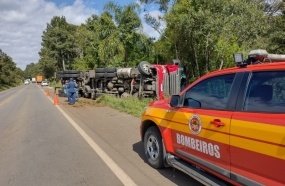 Motorista morre após carreta tombar e atingir carro na BR-470