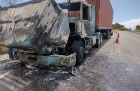 Incêndio destrói cabine de carreta em Curitibanos 