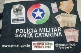 Motociclista é preso por tráfico de drogas após ser parado em blitz
