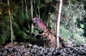 Motorista fica ferido após carro sair da pista e cair em barranco 