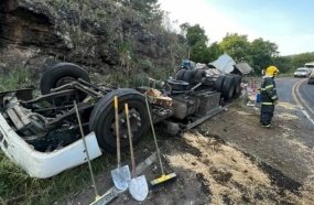 Motorista morre após capotar caminhão na SC-150 
