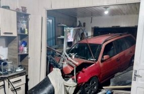 Motorista é preso por embriaguez após carro entrar em residência 