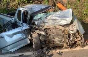 Colisão frontal entre picape e caminhão deixa motorista ferido na BR-282