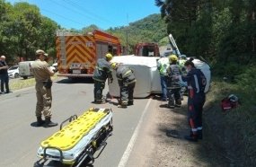 Colisão seguida de capotamento deixa jovem ferida na SC-355