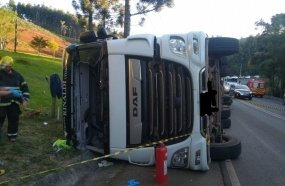 Passageiro morre após carreta de bebidas tombar na SC-135