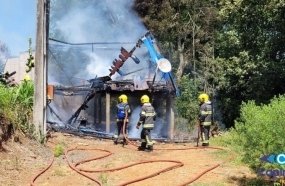 Casa de madeira é consumida por incêndio em Capinzal 