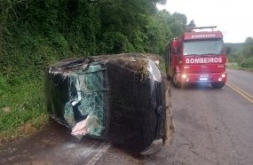 Jovem machuca as mãos após capotar carro na BR-153
