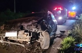Colisão em barranco deixa carro destruído em Lacerdópolis 