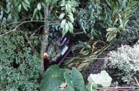Motorista é socorrido inconsciente após carro cair em ribanceira 