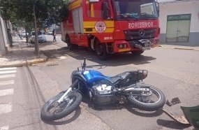 Motoboy é arremessado após colisão no centro de Campos Novos