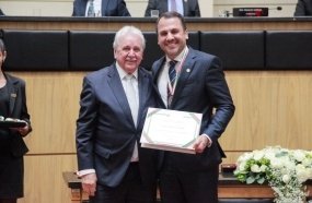 Presidente da Assembleia Legislativa homenageia empresário catarinense
