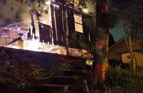 Casa de madeira é destruída por incêndio em Tangará