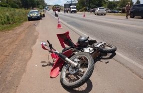 Motociclista morre atropelado por carreta após colisão na BR-470