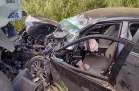 Colisão entre carro e carreta deixa motorista ferido na SC-350