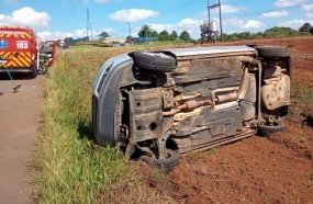 Motorista capota veículo após sair da pista na BR-282 