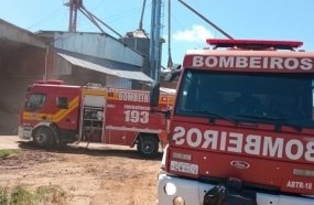 Bombeiros combatem incêndio em silo de secagem de grãos 