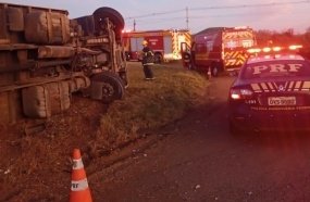 Motorista tomba caminhão ao contornar o trevo da Vargem 