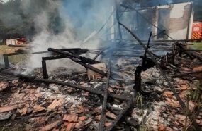 Casa de madeira é consumida por incêndio durante a madrugada 
