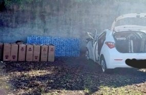 Motorista capota carro carregado com cigarros ao tentar fugir de fiscalização 