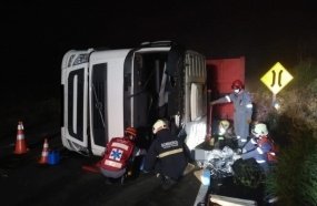 Motorista morre após carreta tombar em Treze Tílias  