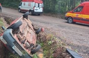 Motorista abandona carona ferido após capotar veículo 