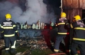 Moradores perdem tudo após casa ser consumida por incêndio 