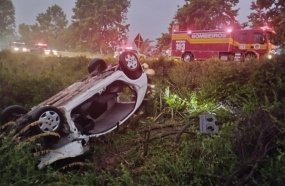 Capotamento deixa motorista ferido na SC-355 