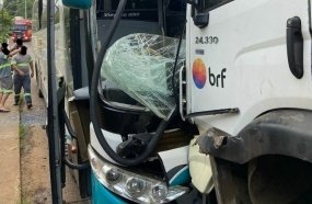 Três pessoas ficam feridas após colisão entre ônibus e caminhão 