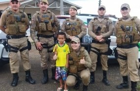 Pequeno fã da PM recebe a visita de policiais em seu aniversário  