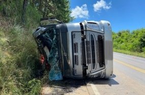Carreta carregada com cebolas tomba na BR-282 