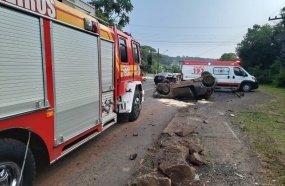 Capotamento deixa dois feridos graves em Rio das Antas 