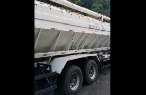 PRF apreende 8 toneladas de camarão em caminhão de ração 