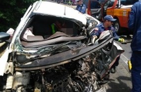 Colisão entre carro e carreta deixa mulher gravemente ferida 