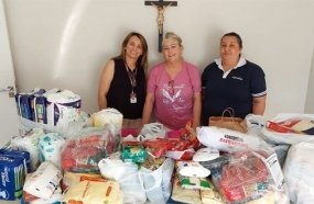 Colégio SuperAtivo doa alimentos e fraldas geriátricas para a Rede Feminina 