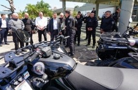 Policiais penais recebem novas pistolas, furgões e quadriciclos