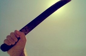Homem é preso após agredir enteada adolescente com facão