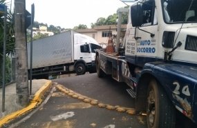 Guincho remove caminhão que interditou rua em Joaçaba