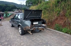 Jovens ficam feridos após motocicleta colidir na traseira de carro 