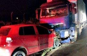 Mulher fica ferida após colidir carro em caminhão parado 