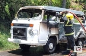 Kombi é destruída por incêndio em Herval d´Oeste 