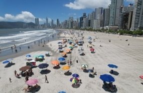 Praia alargada de Balneário Camboriú está imprópria para banho 