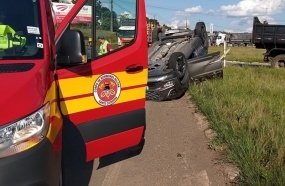 Veículo capota após colidir contra caminhão-caçamba 
