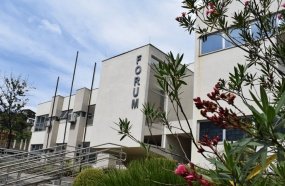 Homem obcecado que invadiu igreja para matar mulher é condenado 