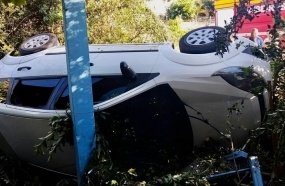 Veículo atinge varanda de residência após capotar 