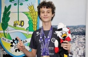Campeão Sul-Americano de Badminton é homenageado pela Câmara