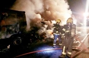 Caminhão carregado com papelão é destruído por incêndio 